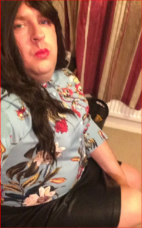Gay sissy Jessica from Texas sucks admirer's cock