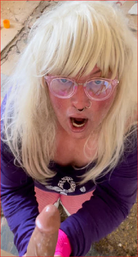 California sissy Candi Bottoms kneels down to worship cock